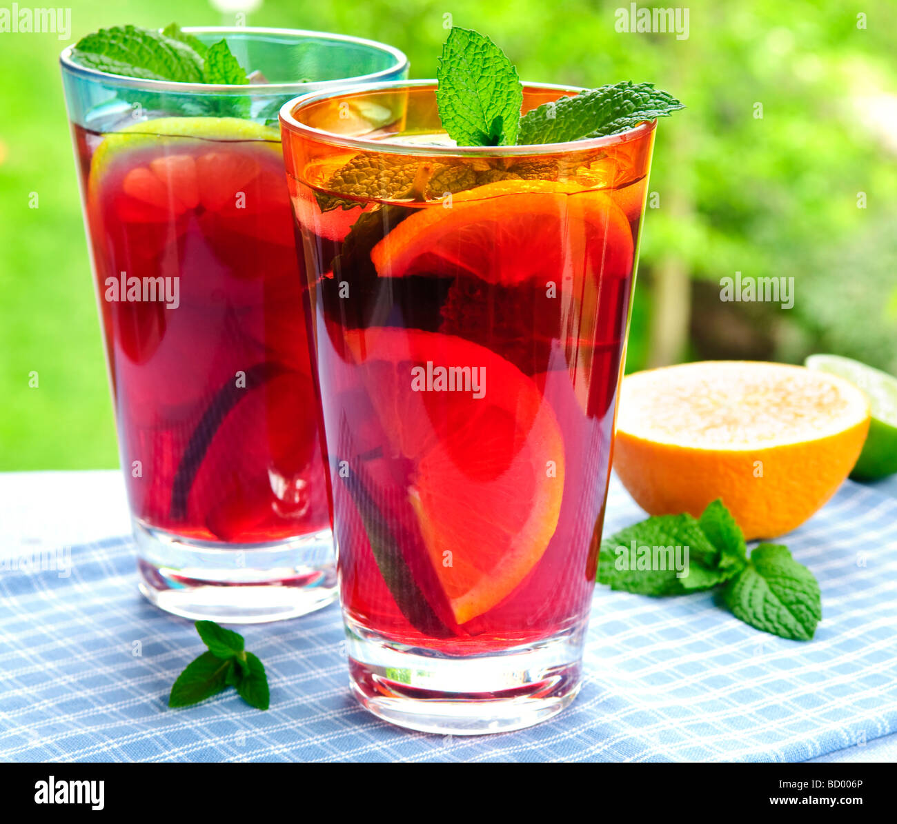 Punch aux fruits rafraîchissante dans deux verres à l'extérieur Banque D'Images