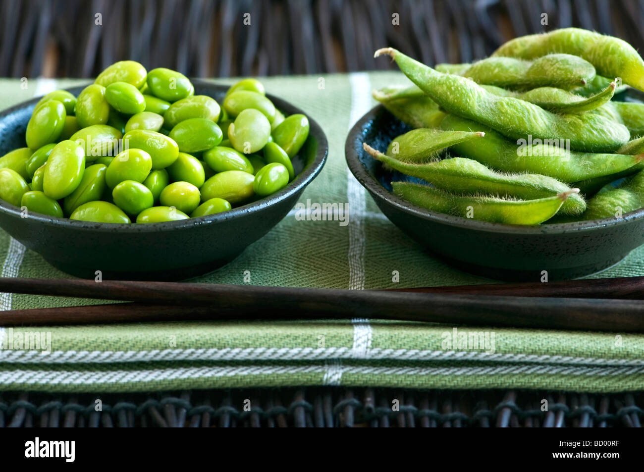 Les fèves de soja Edamame écossées et avec pods dans des bols Banque D'Images