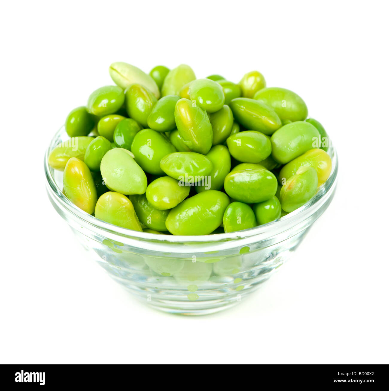 Les fèves de soja Edamame écossées dans bol en verre Banque D'Images