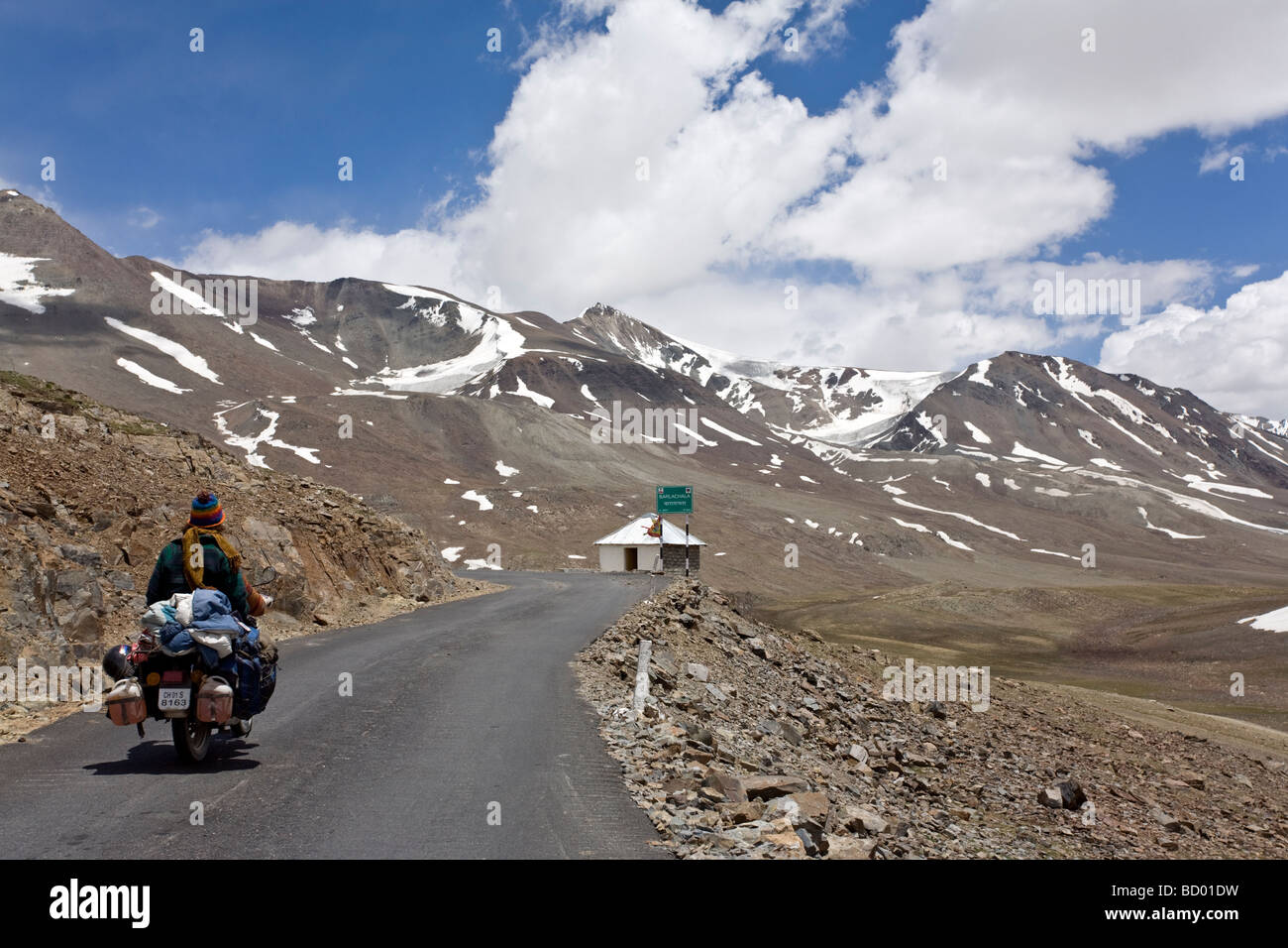 Moto sur la route Manali-Leh. Col Baralacha. Ladakh. L'Inde Banque D'Images