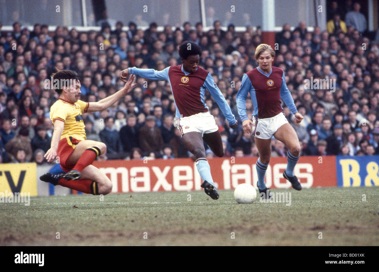 Aston Villa V Watford à Villa Park Steve Sims plongées dans sur Mark Walters et Gary Shaw FA Cup 5e tour 19 Février 1983 Banque D'Images