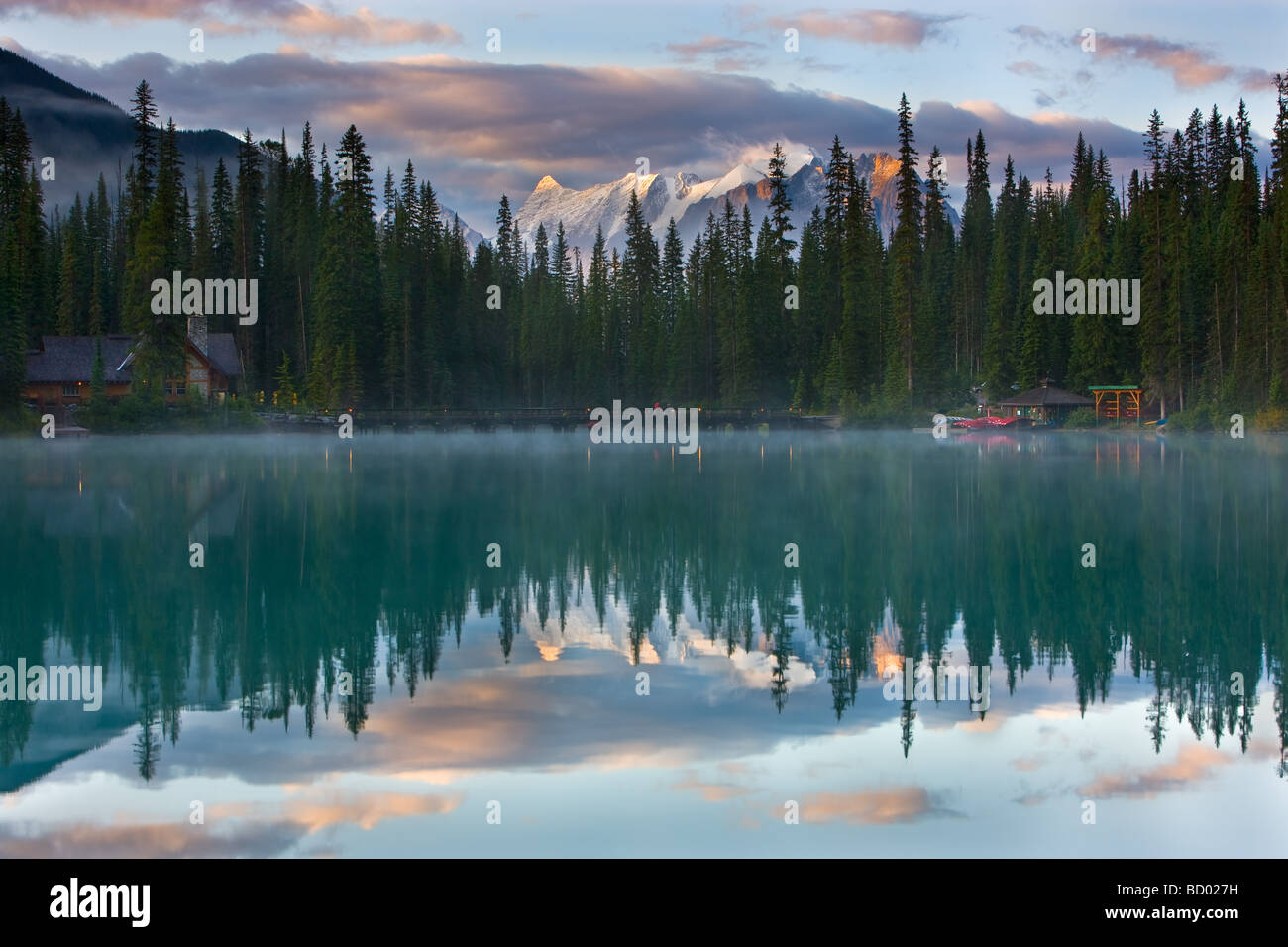 Lever du soleil Lac Emerald, dans le parc national Yoho, Colombie-Britannique, Canada Banque D'Images