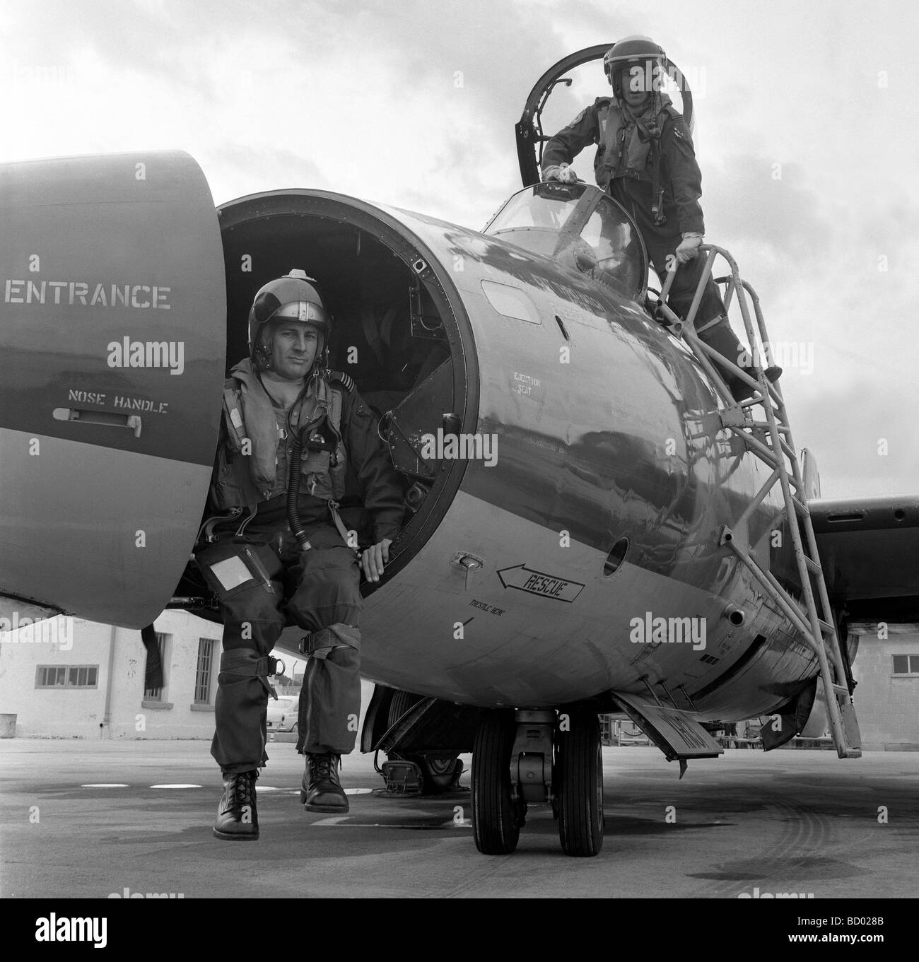 Royal Air Force English Electric Canberra PR9 jet avec pilote et navigator à Luqa Malte 1968 RAF en PIC DAVID BAGNALL Banque D'Images