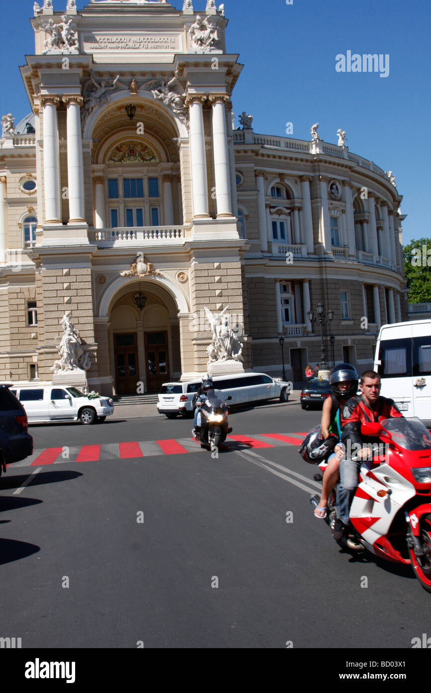 Les motards ride sur Richelievskaya street à Odessa près de opéra légendaire Banque D'Images