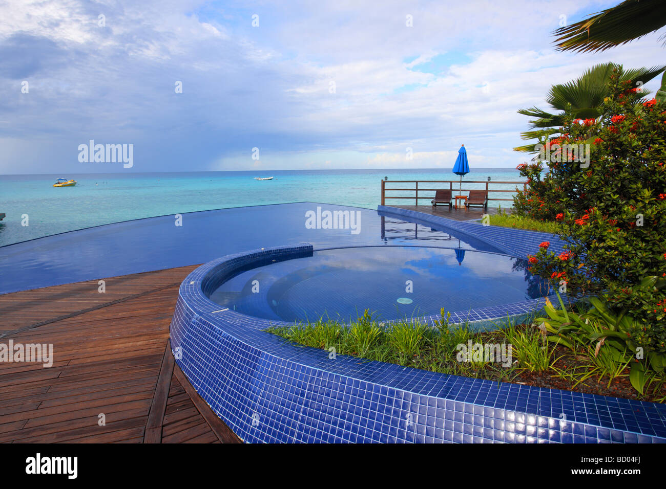Kia Ora Resort piscine, Rangiroa, Tuamotu, Polynésie Française Banque D'Images