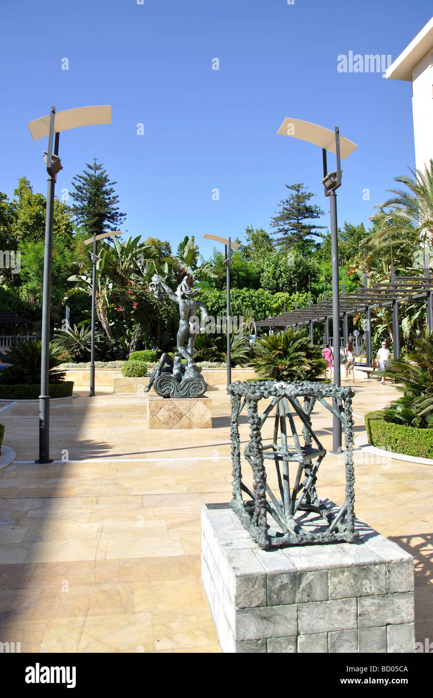 Des sculptures modernes, Avenida de Mar, Marbella, Costa del Sol, la province de Malaga, Andalousie, Espagne Banque D'Images