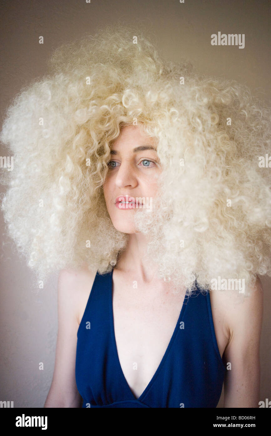 Portrait de femme 70's avec les cheveux bouclés blonds sauvages Banque D'Images