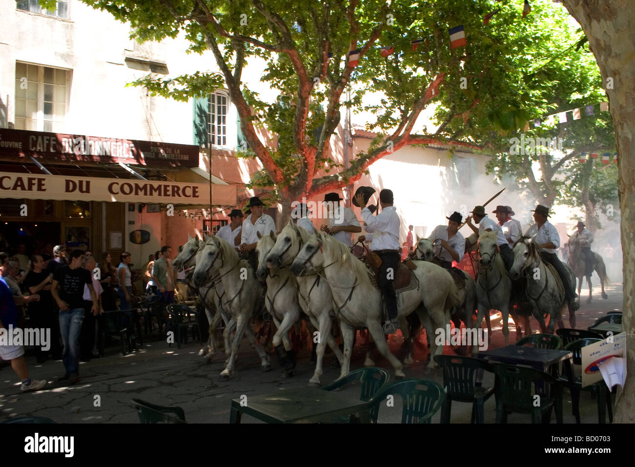Camargue tuteurs sur leurs chevaux blancs le troupeau de taureaux noirs à travers les rues sur le chemin de l'arène Franc en Provence Banque D'Images