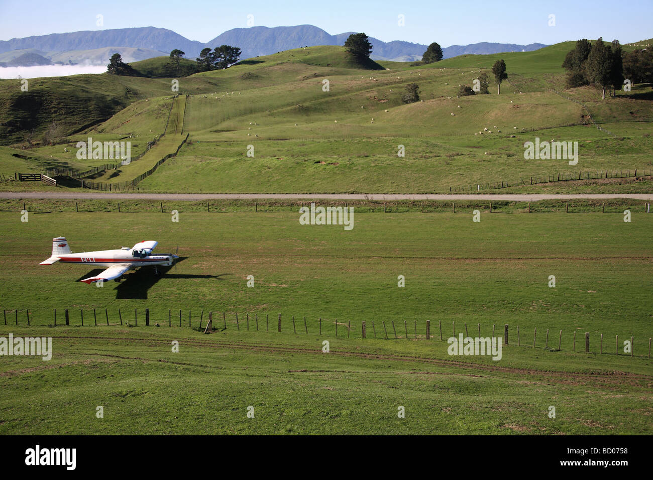 L'agriculture sur l'atterrissage de l'avion d'atterrissage agricoles rurales, île du Nord, Nouvelle-Zélande Banque D'Images