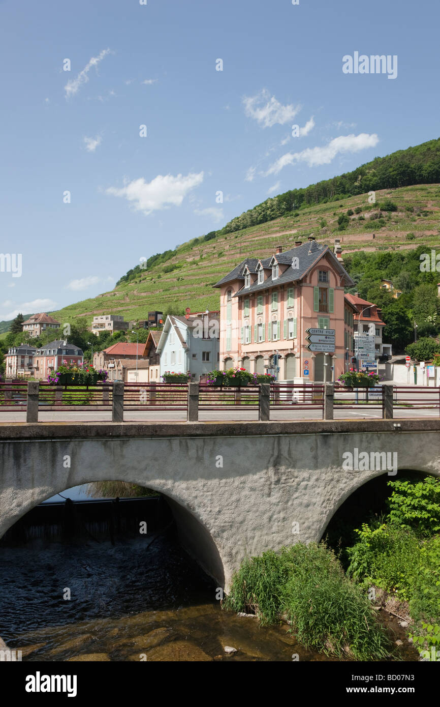 Guebwiller Haut Rhin Alsace France Pont sur la rivière (la Lauch en Grand Cru région viticole sur la route des vins d'Alsace Banque D'Images