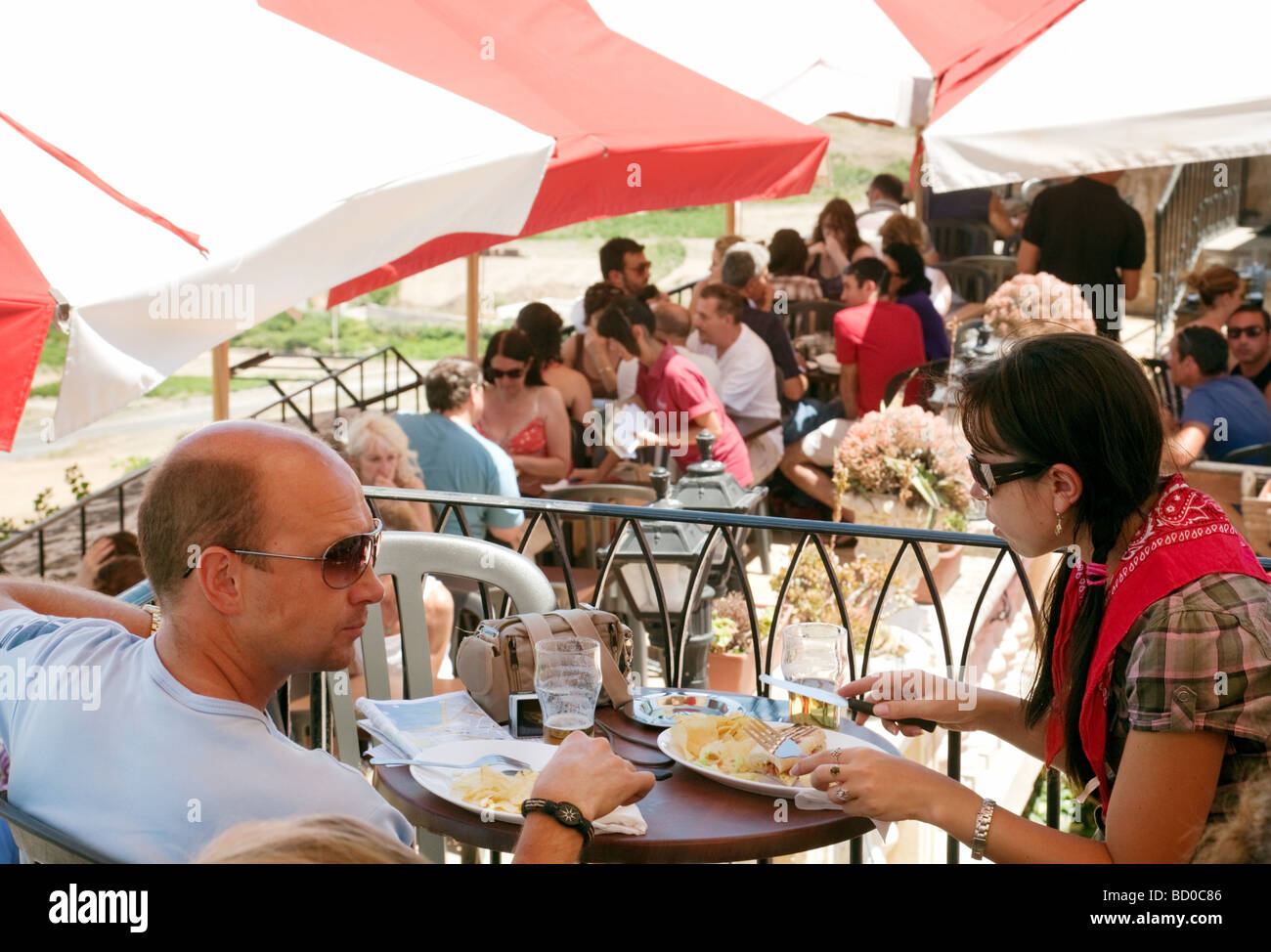 Les touristes de manger au restaurant Fontanellas, Mdina, Malte Banque D'Images