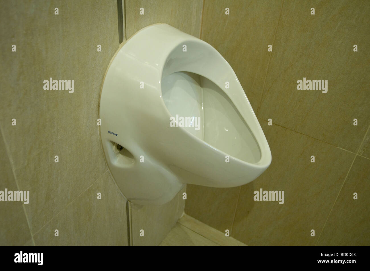 Un urinoir sans eau dans les toilettes publiques Banque D'Images