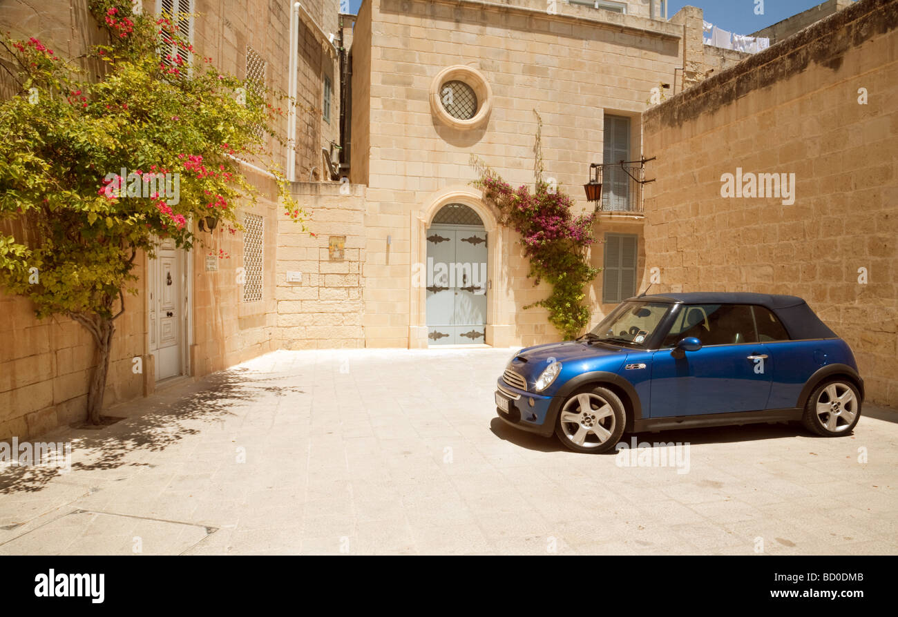 Une Mini Cooper stationné à l'extérieur de villa à Mdina, Malte Banque D'Images