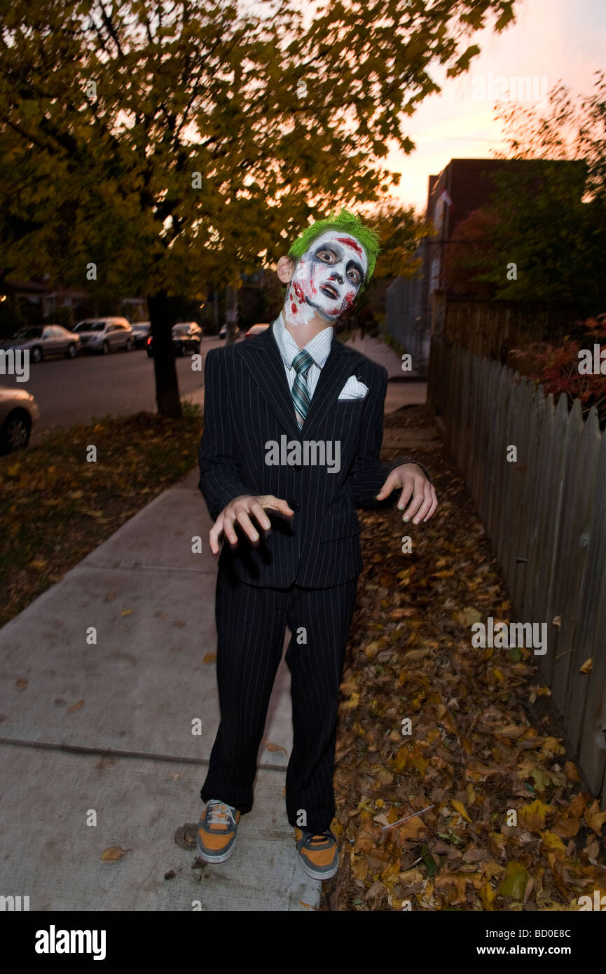 Jeune garçon se présentant comme un zombie, Toronto, Ontario Banque D'Images