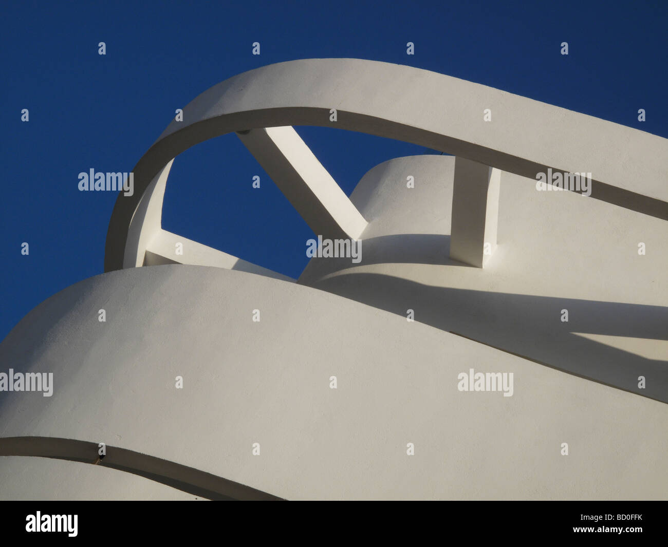 Rationaliser et balcon en saillie d'un béton incurvé de l'ombre d'un vieux bâtiment construit dans le style d'architecture Bauhaus dans les années 1930, à Tel Aviv, Israël Banque D'Images