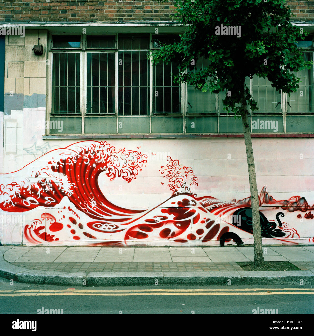Street art dans le style de l'artiste japonais Hokusai. Shoreditch, London Banque D'Images