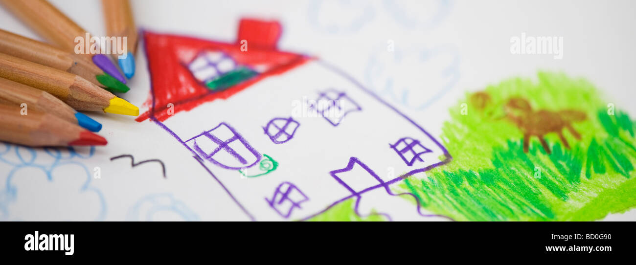 Dessin d'enfant d'une maison et le chien à l'aide de crayons, vue panoramique Banque D'Images