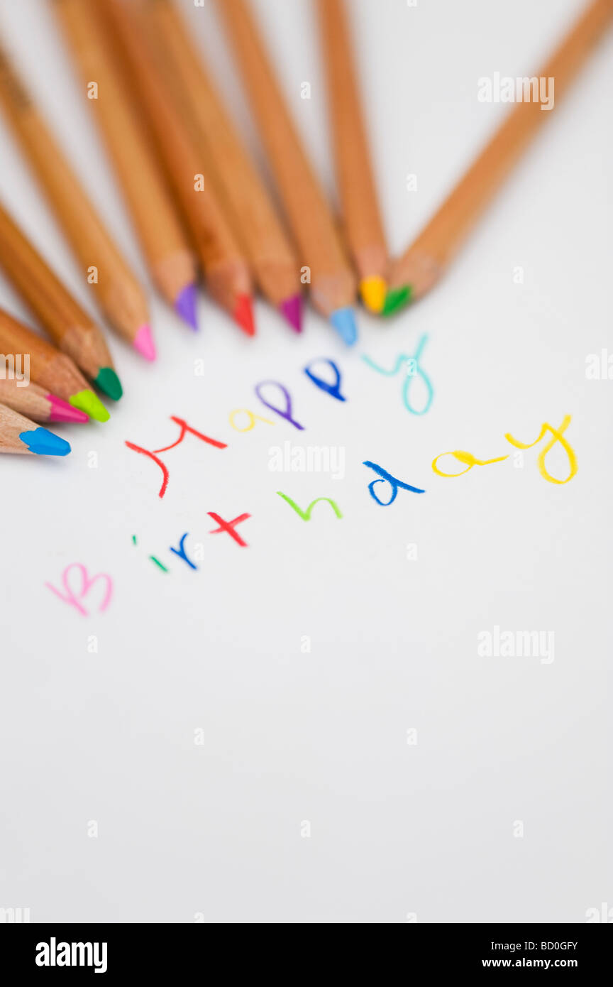 Joyeux anniversaire et crayons de couleur Banque D'Images