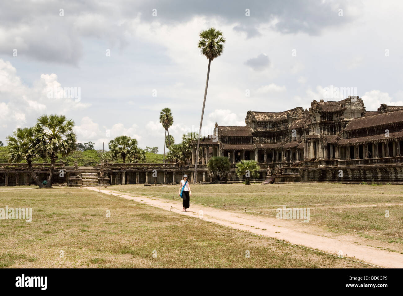 Balades touristiques à travers l'ensemble du temple d'Angkor Wat au Cambodge Banque D'Images