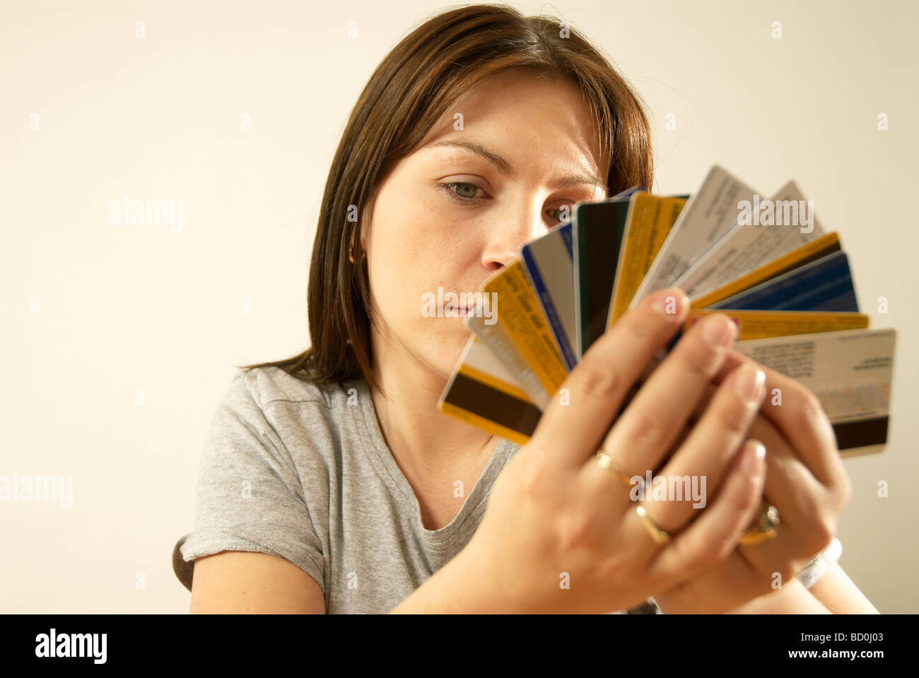 Femme avec des cartes de crédit Banque D'Images