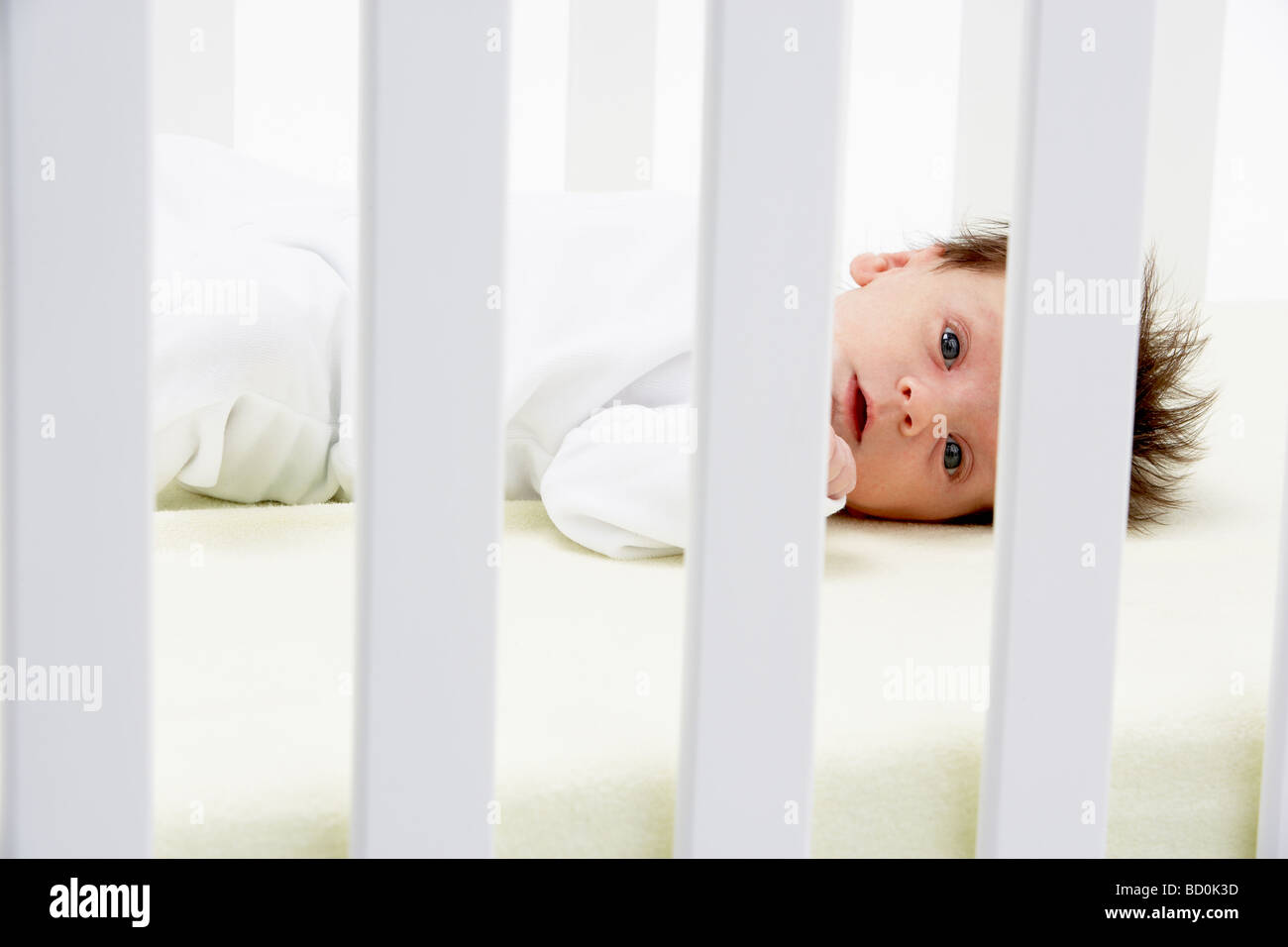 Nouveau-né en lit bébé Banque D'Images