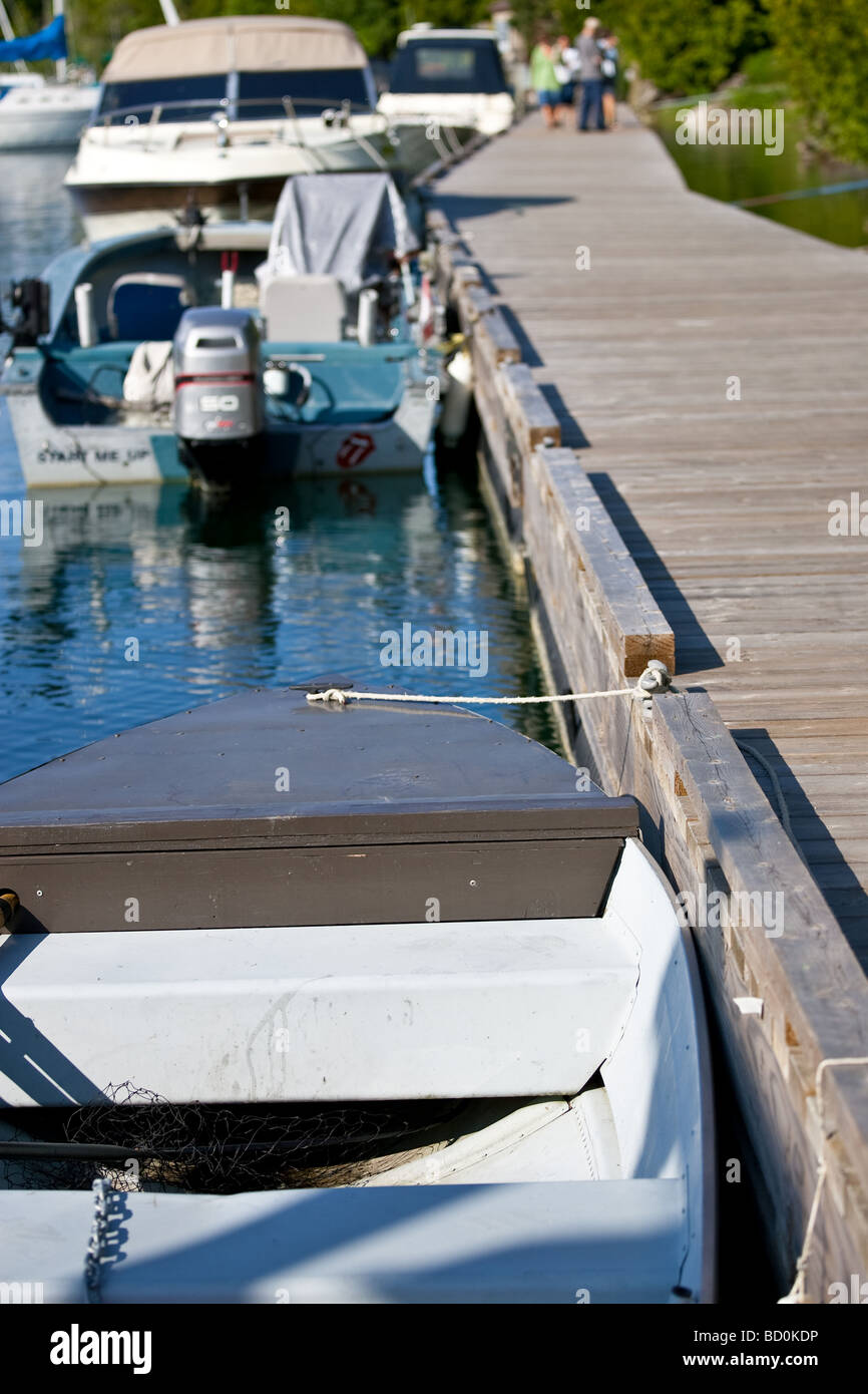 Le long d'un quai en bois dans la région de Tobermory (Ontario) avec de petits bateaux amarrés. Banque D'Images