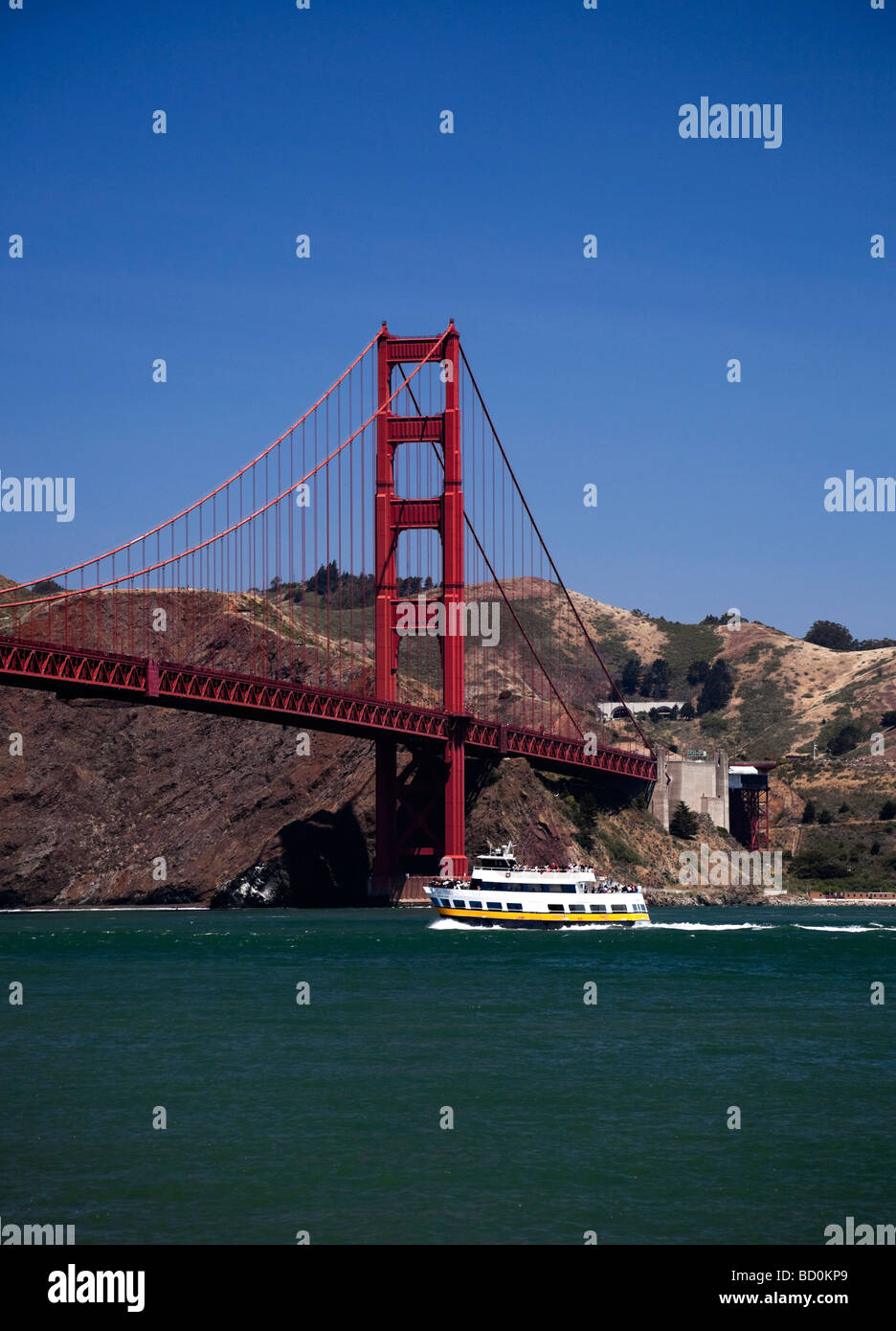 Tour de la voile sous le Golden Gate Bridge, San Francisco, California, USA Banque D'Images