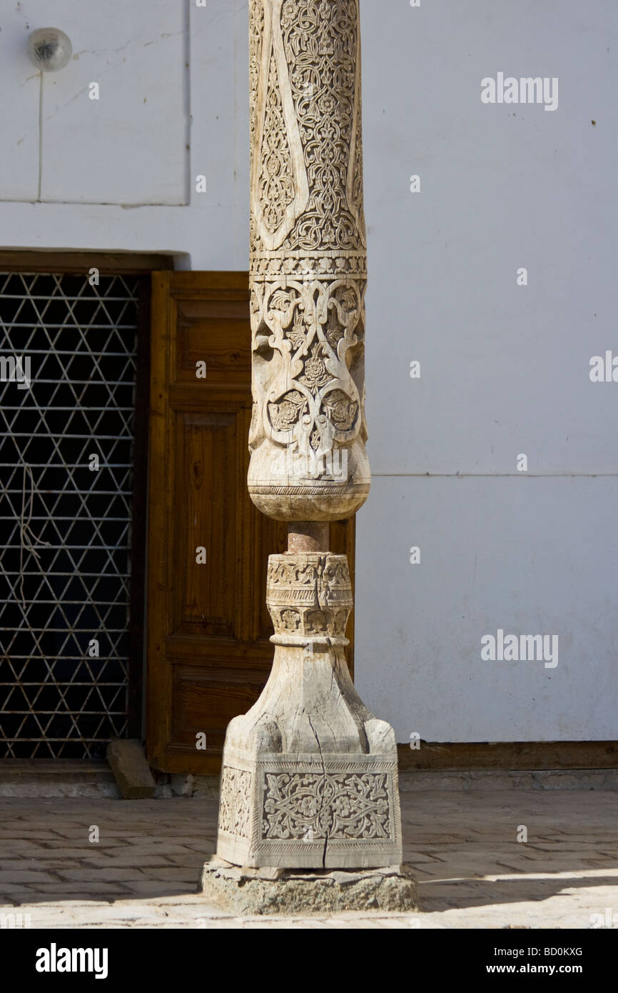 Pilier en bois sculpté dans le Ichon Kala dans Khiva Ouzbékistan Banque D'Images