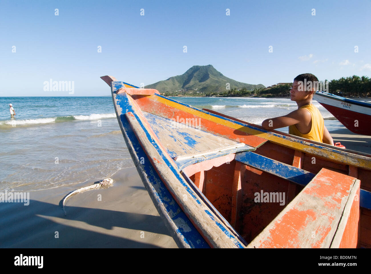 Sous un garçon du bateau sur l'île Isla de Margarita, Venezuela. Banque D'Images