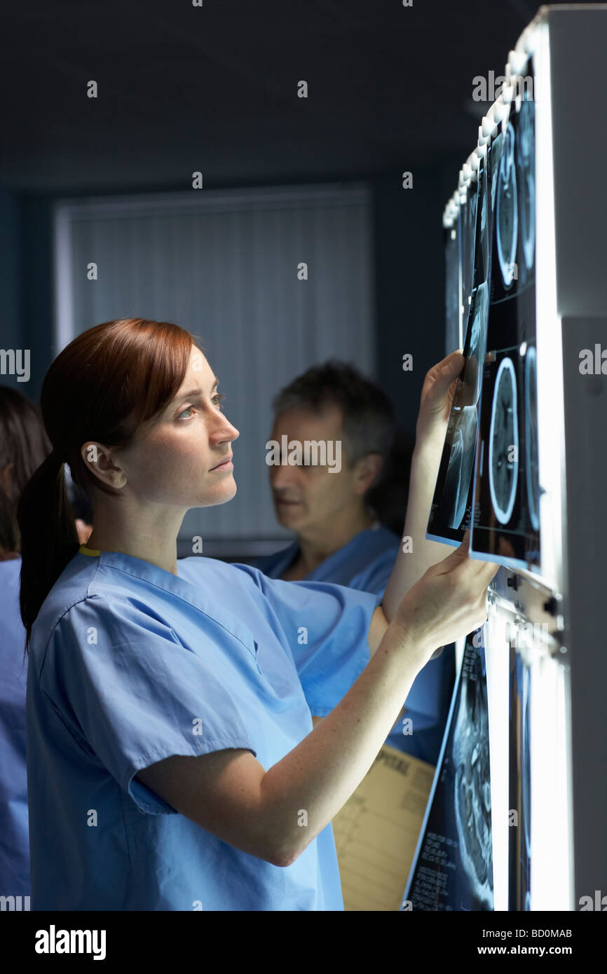 Doctor looking at x-rays Banque D'Images