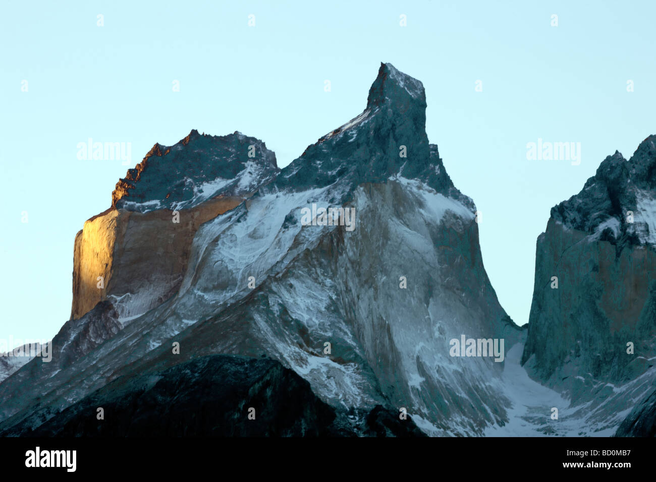 Los Cuernos sommets des Andes à dernière lumière dans le Parc National Torres del Paine, Patagonie, Chili Banque D'Images