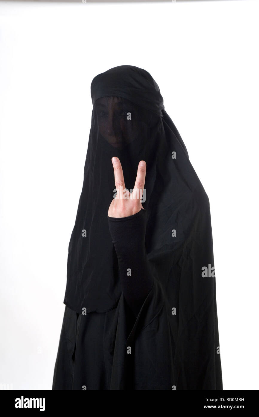 Femme musulmane islamique portant un niqab burqa burka et faisant un signe v Banque D'Images
