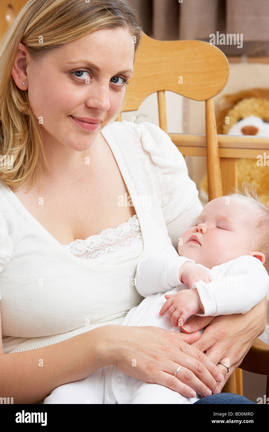 Mother Holding Baby In Nursery Banque D'Images