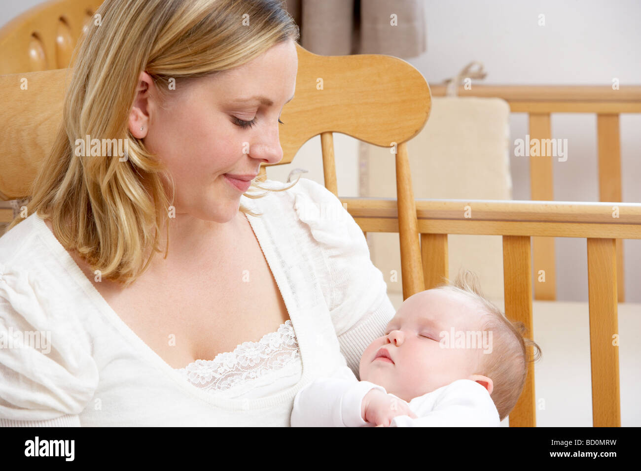 Mother Holding Baby In Nursery Banque D'Images