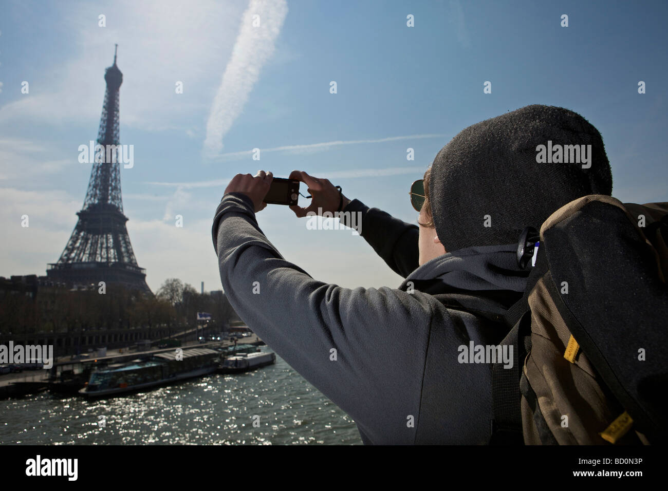Man taking photo de la tour Eiffel Banque D'Images
