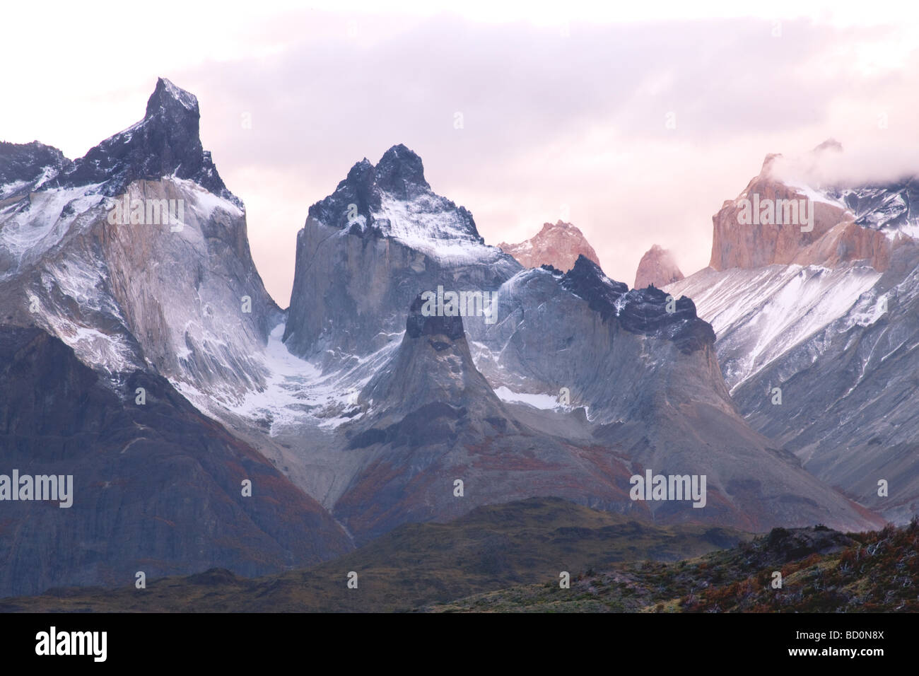 Los Cuernos sommets des Andes dans le Parc National Torres del Paine, Patagonie, Chili Banque D'Images