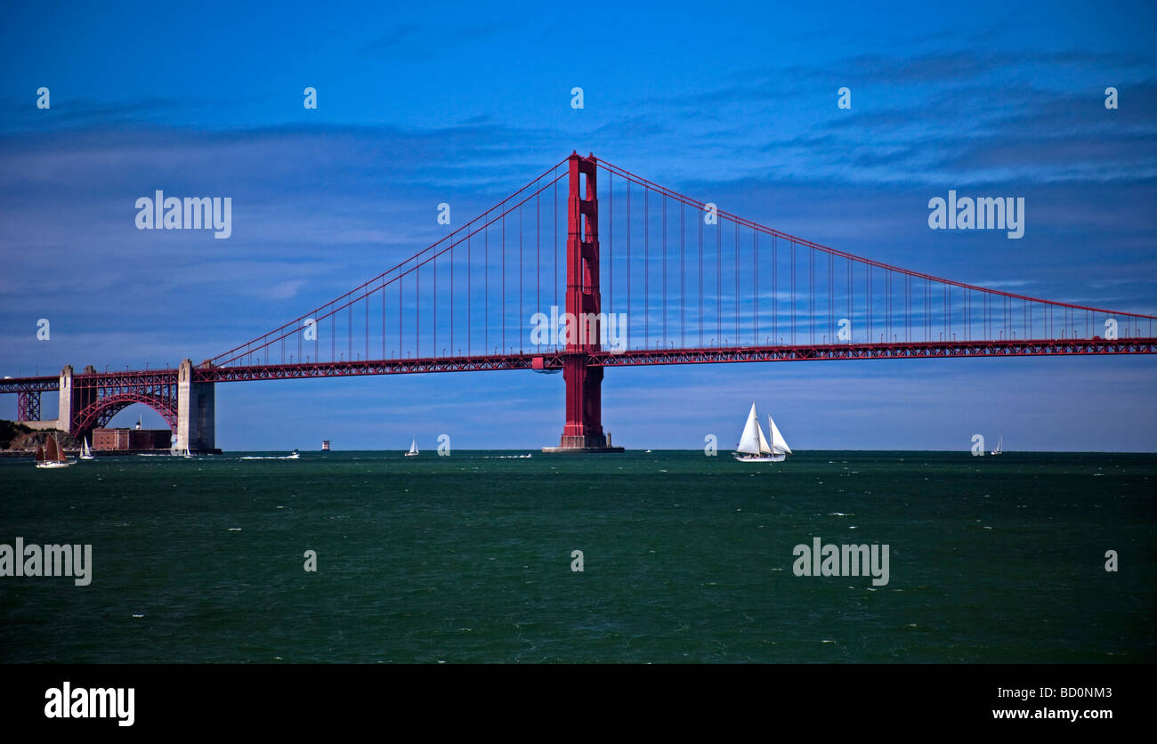 Yacht à voile sur la baie de San Francisco, Californie, USA ci-dessous Golden Gate Bridge Banque D'Images