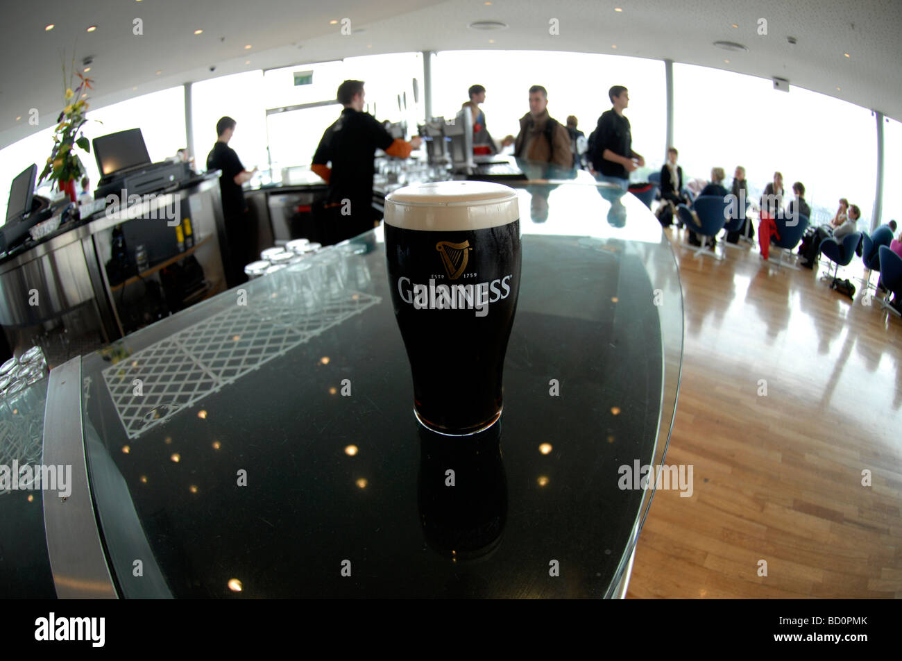 Le bar Gravity sur le dessus de l'entrepôt du centre des visiteurs à la St James Gate brasserie Guinness à Dublin en Irlande Banque D'Images