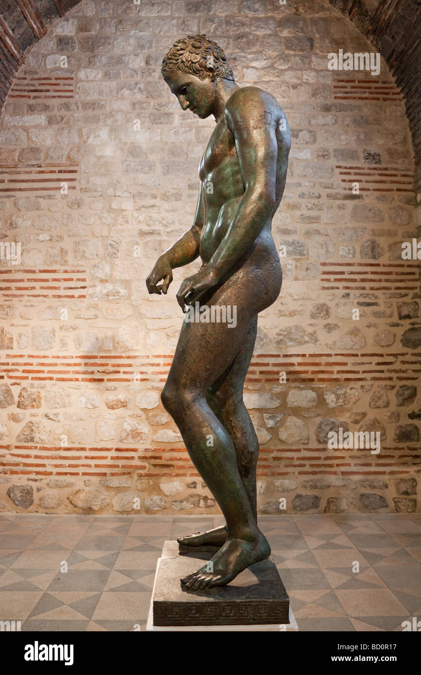 L'Apoxyomène Croate (peau-racleur) affiché dans le Musée ethnographique de Split, Croatie. Voir la description pour plus d'info. Banque D'Images