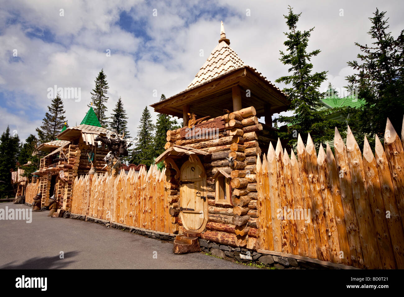 Clôture en bois de theme park sur le lac Zuratkul Banque D'Images