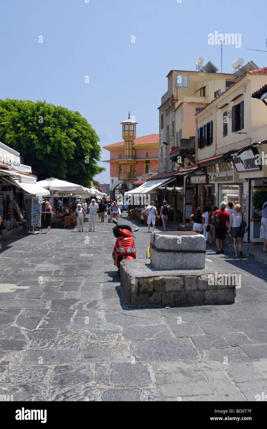 Vue vers le bas de la rue 177, Sygrou Odos la vieille ville de Rhodes Rhodes Dodécanèse, Grèce Banque D'Images