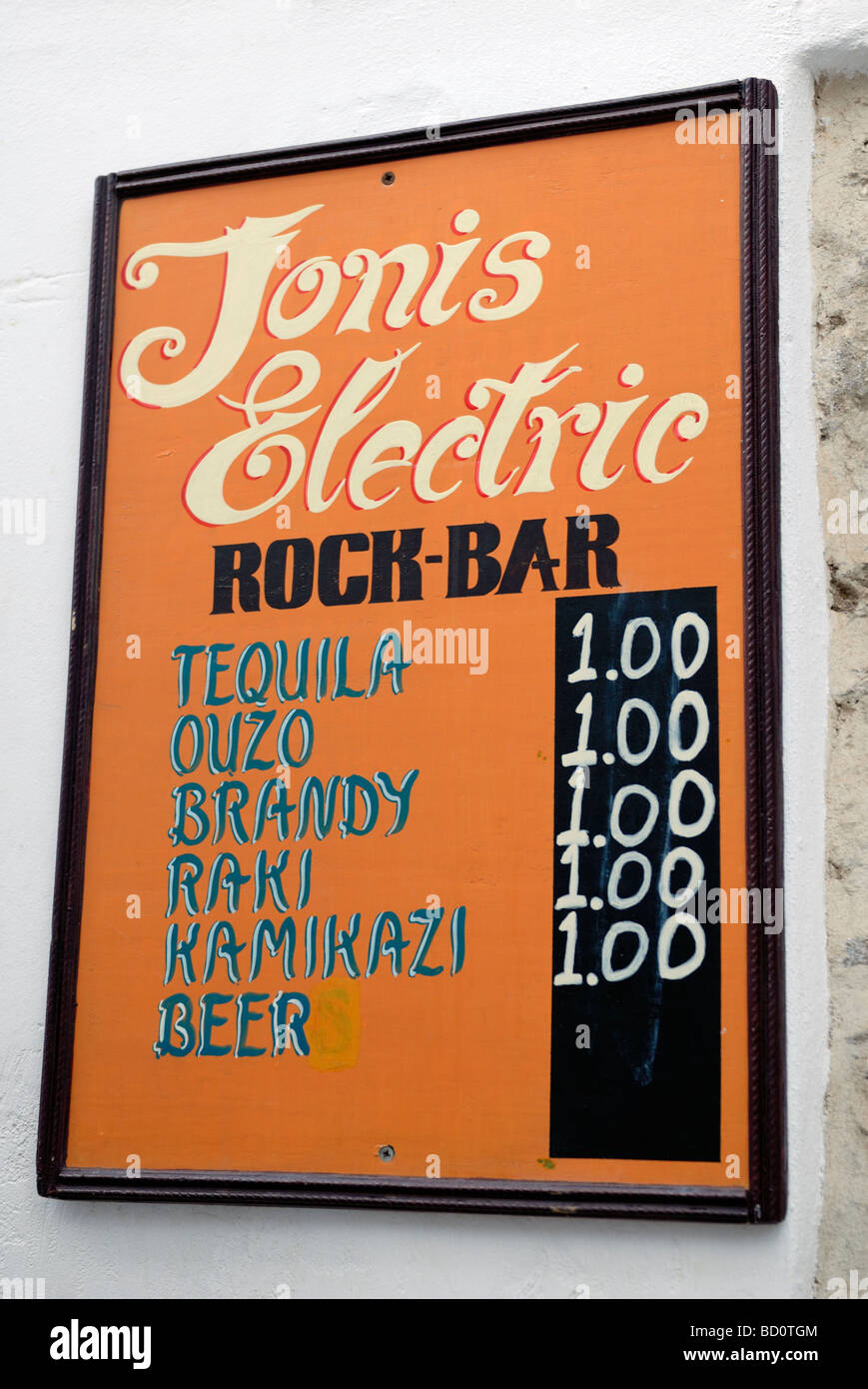 Ios est toujours la partie capitale de l'archipel des Cyclades et le vendre de l'alcool des bars étonnamment bon marché. Hora ' Le Village', l'île d'Ios, ... Banque D'Images