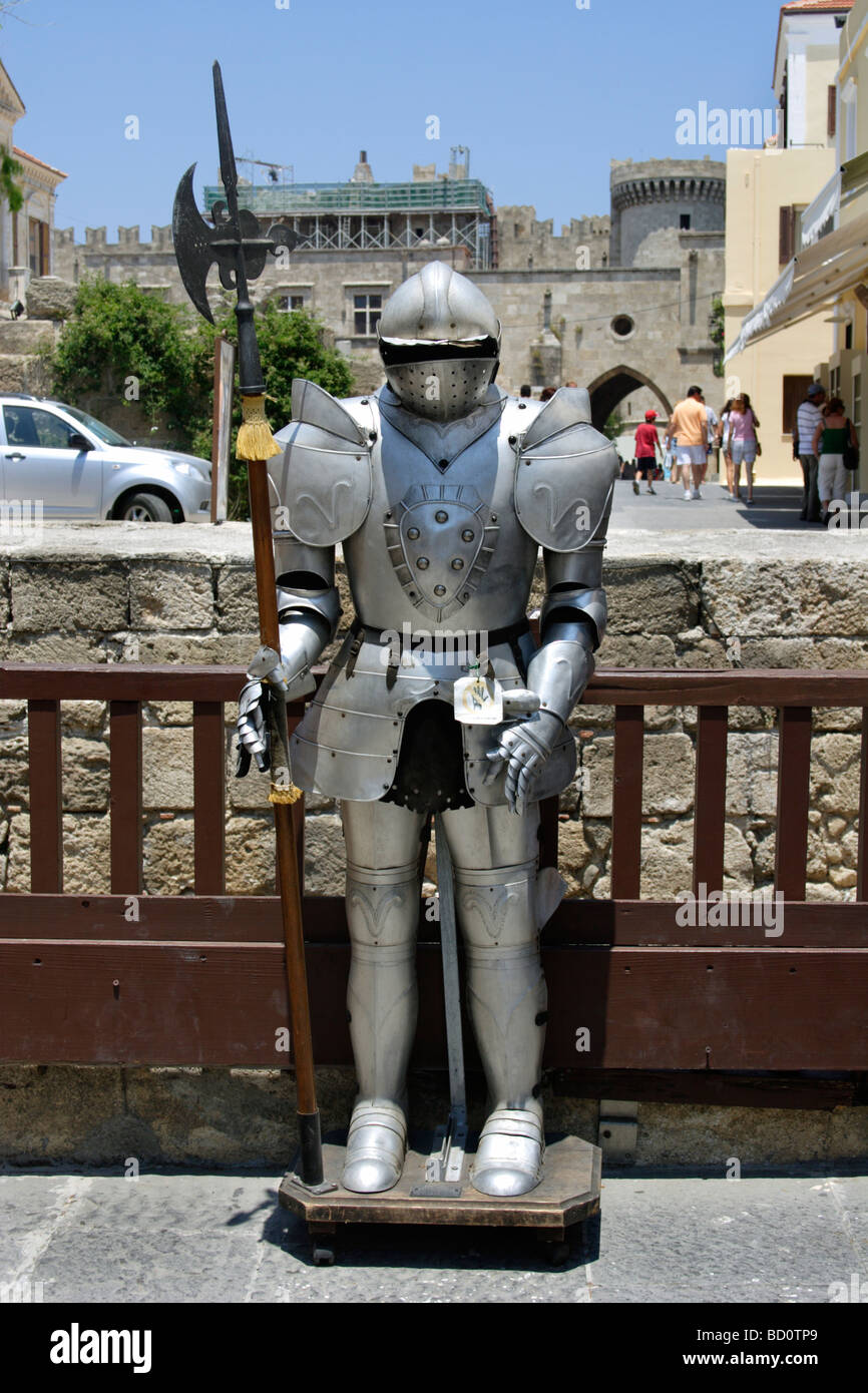 Statue d'une armure dans la vieille ville de Rhodes Rhodes Dodécanèse, Grèce Banque D'Images