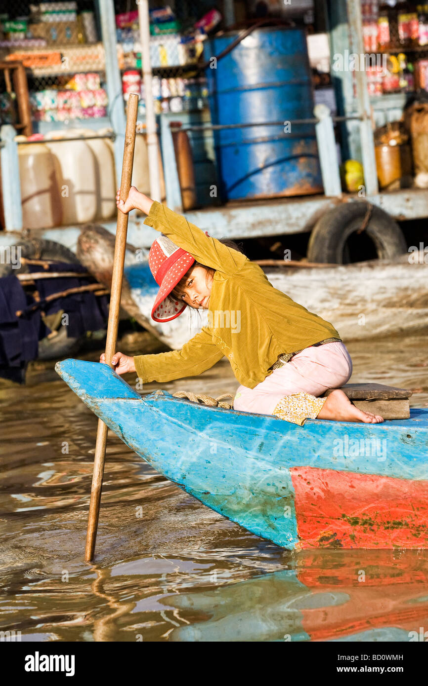 Un portrait d'une jeune fille sur un bateau sur le lac Tong Sap au Cambodge Banque D'Images