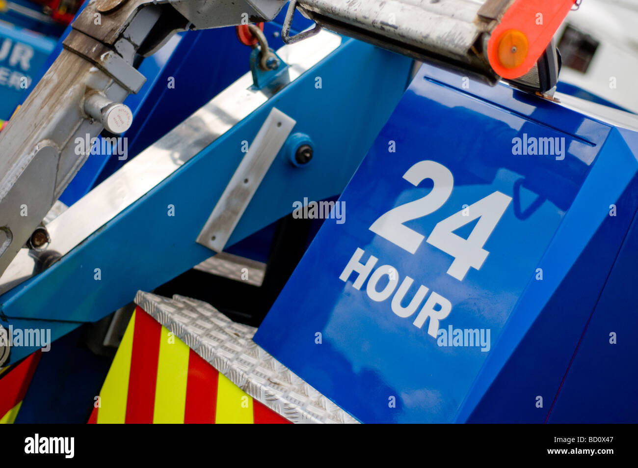 Vue arrière du camion de récupération bleu présentant 24 heures de service. Banque D'Images