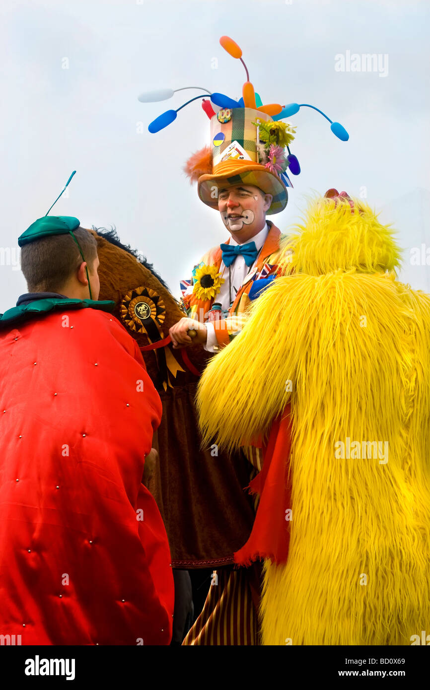 L'homme cheval à roues sur échasses avec fantaisie robe homme poulet homme fraise Banque D'Images