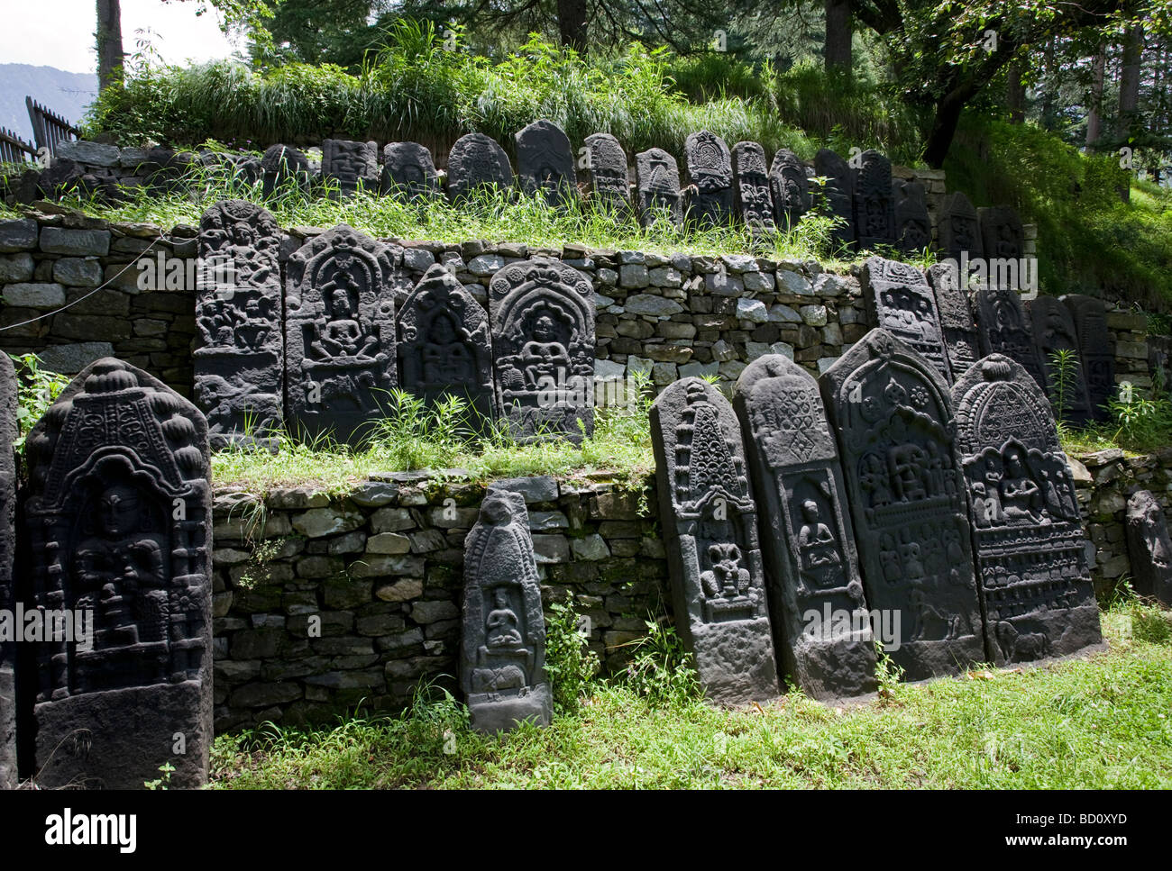 Des pierres sculptées religieux. Urusvati Himalayan Folk et Art Museum. Naggar. L'Inde Banque D'Images