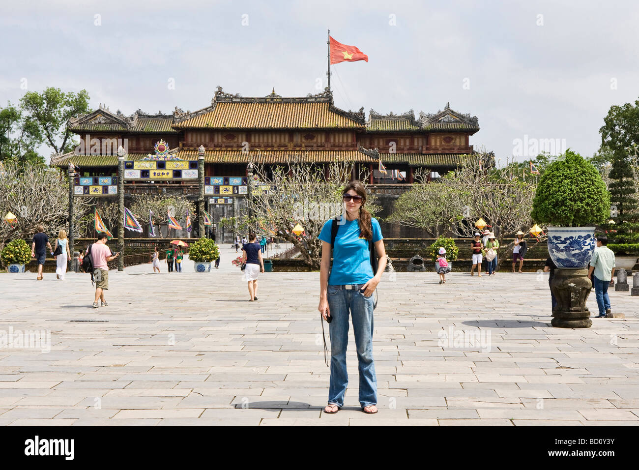 Un touriste posant devant le Temple Thai Hoa dans la ville impériale de Hue, Vietnam complexe Banque D'Images