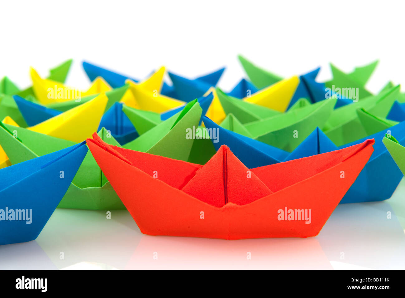 Dossier de bateaux en papier coloré isolated over white Banque D'Images