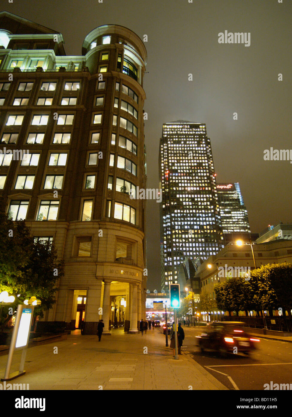 Photo de nuit dans les Docklands avec Carré Cabot 10 immeubles de la banque près de Canary Wharf London UK Banque D'Images